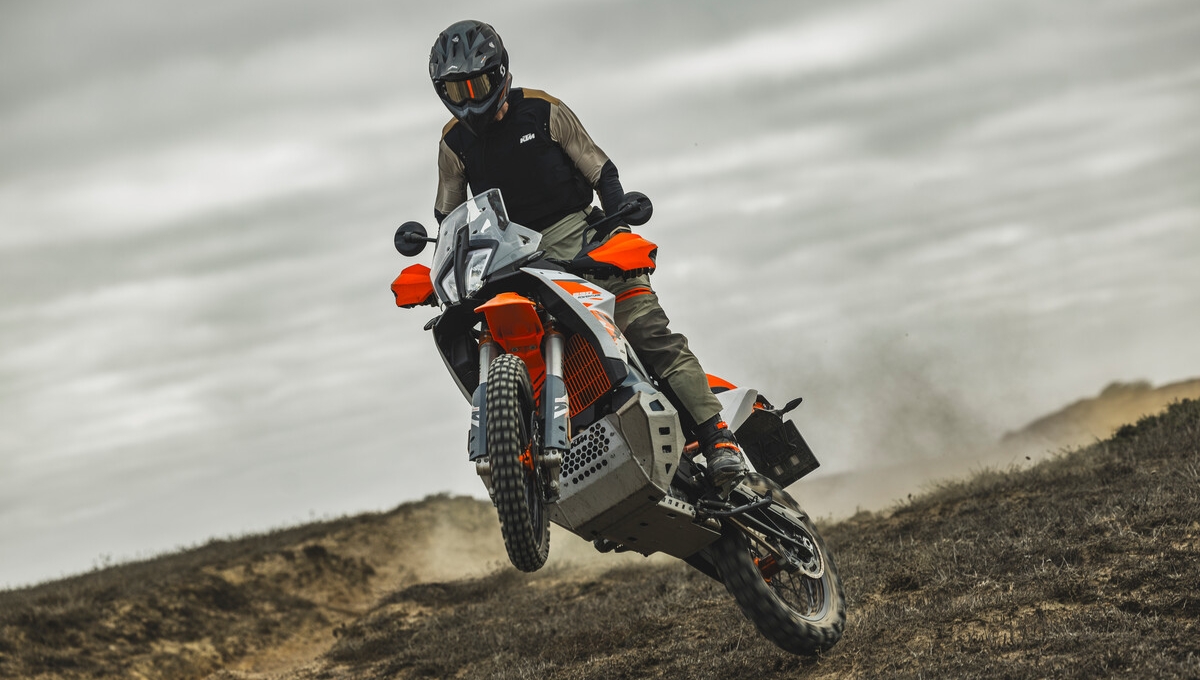 KTM 890 Adventure R 2025: दमदार 104.69 PS पावर, 22.22 kmpl माइलेज और 20L टैंक के साथ