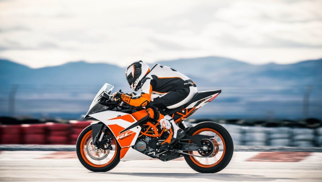 KTM RC 200 2025: दमदार 25.8 PS, Digital Features और 13.7L Fuel Tank के साथ कीमत और पूरी जानकारी