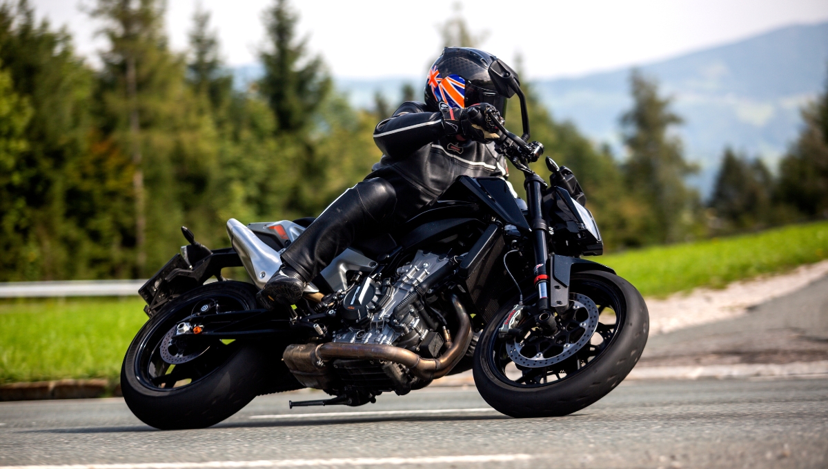 KTM 890 Duke 2025: दमदार 121 PS पावर, एडवांस्ड फीचर्स और किफायती कीमत के साथ स्पोर्ट्स बाइक