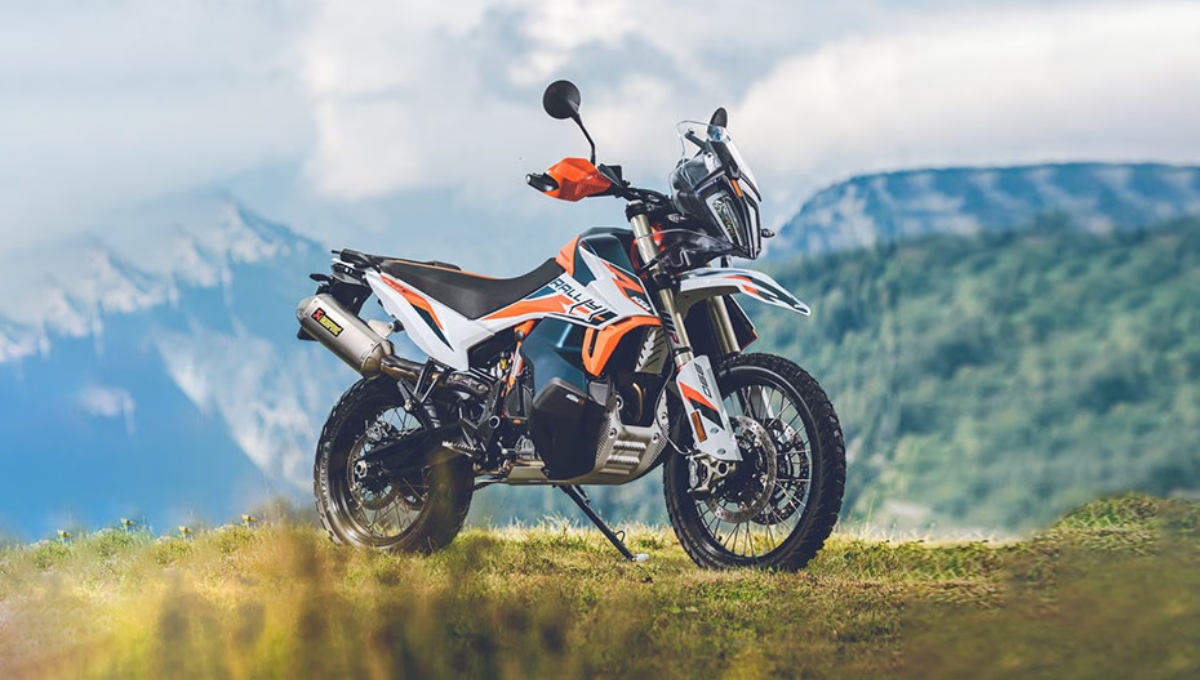 KTM 890 Adventure R 2025: दमदार 104.69 PS पावर, 22.22 kmpl माइलेज और 20L टैंक के साथ