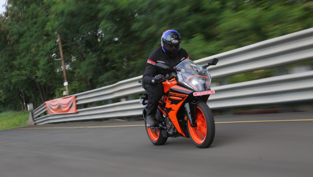 KTM RC 200: युवाओं की पहली पसंद बनी स्पोर्ट्स बाइक दमदार परफॉर्मेंस और रेसिंग DNA के साथ