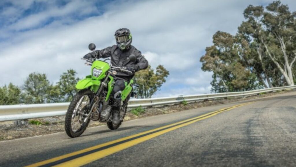 Kawasaki KLX230: 233cc इंजन वाली दमदार ऑफ-रोड बाइक, जानें फीचर्स और कीमत