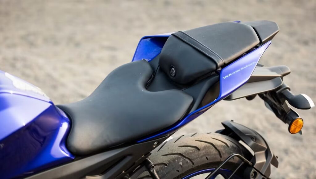 नई Yamaha R15 V4: LED हेडलाइट, TFT डिस्प्ले और 140 km/h टॉप स्पीड के साथ