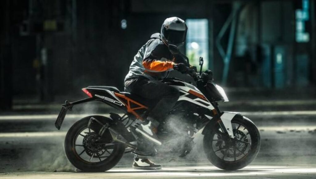 KTM 250 Duke 2025: 30.57 BHP की दमदार बाइक, कीमत ₹2.39 लाख से शुरू