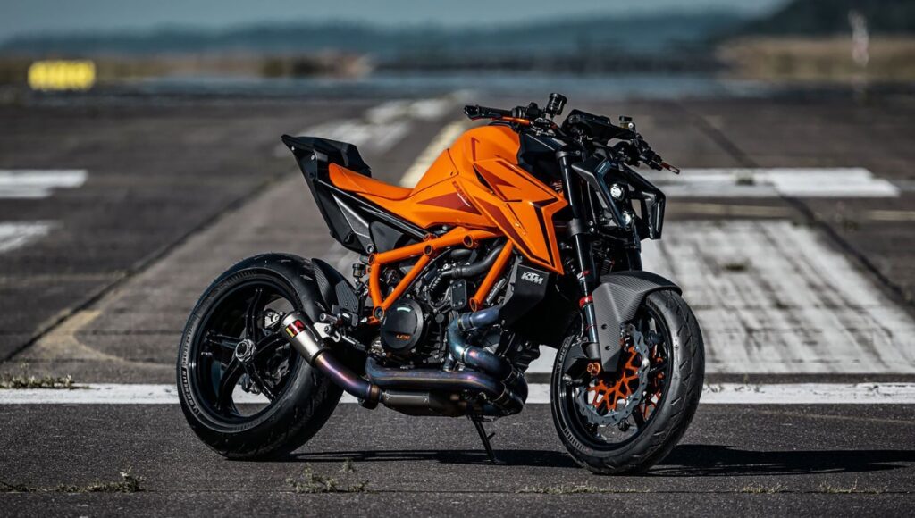 KTM 1390 Super Duke R: में 250 kmph की रफ्तार और 187 bhp की शक्ति, कीमत ₹25.50 लाख से शुरू