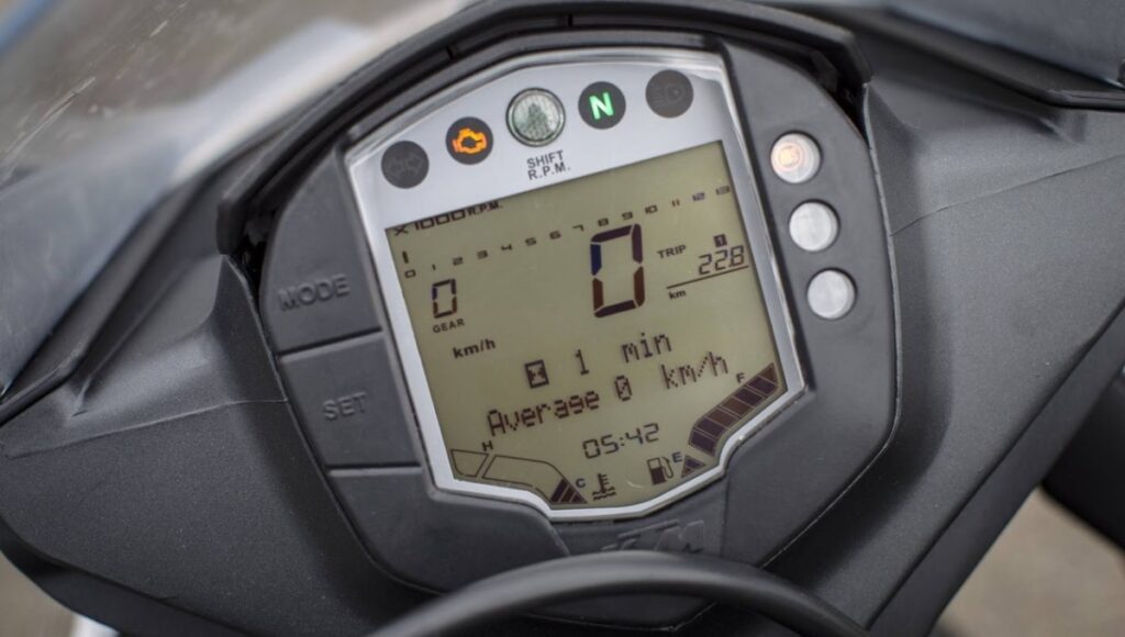 KTM RC 200: युवाओं की पहली पसंद बनी स्पोर्ट्स बाइक दमदार परफॉर्मेंस और रेसिंग DNA के साथ