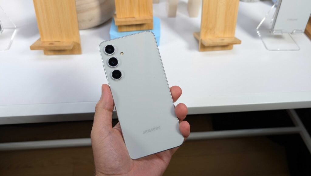 Samsung Galaxy S25 FE: 50MP कैमरा, Exynos 2400 चिपसेट और 4900mAh बैटरी के साथ, कीमत ₹59,999 से शुरू