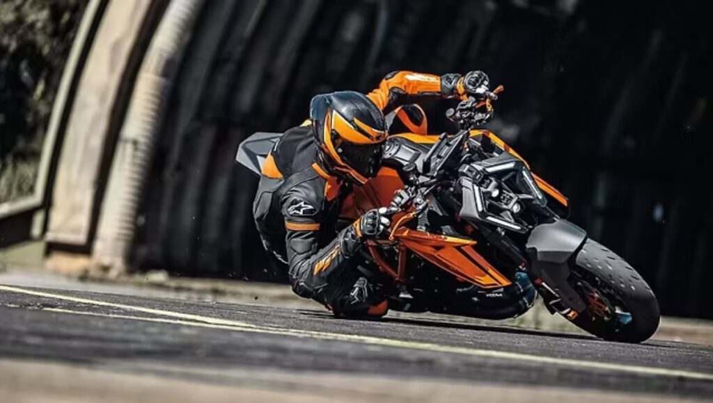 KTM 1390 Super Duke R: में 250 kmph की रफ्तार और 187 bhp की शक्ति, कीमत ₹25.50 लाख से शुरू
