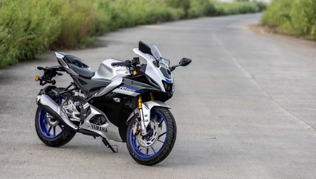 नई Yamaha R15 V4: LED हेडलाइट, TFT डिस्प्ले और 140 km/h टॉप स्पीड के साथ