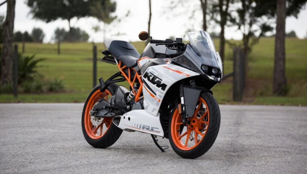 KTM RC 390: की पूरी जानकारी LED हेडलाइट, TFT डिस्प्ले और रेसिंग अनुभव कीमत ₹3.45 लाख