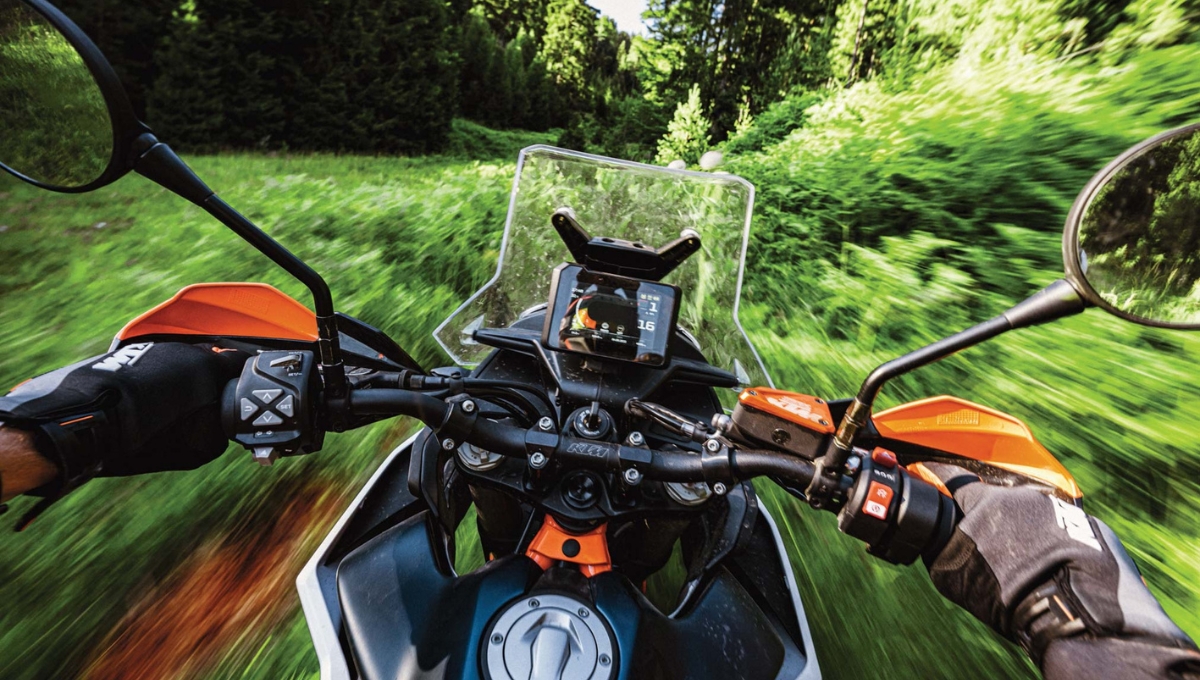 KTM 890 Adventure R 2025: दमदार 103 bhp, एडवेंचर-ready Features और ₹14-15 लाख की कीमत